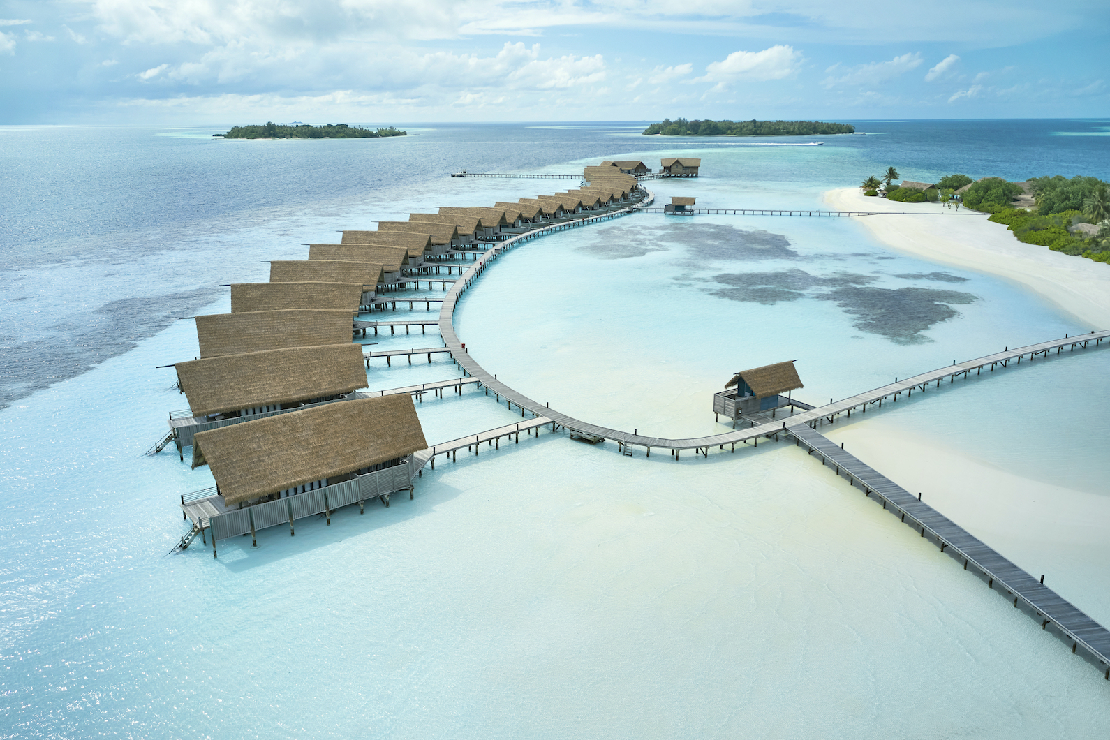 COMO_CCI_Aerial_Water Villas_walking deck